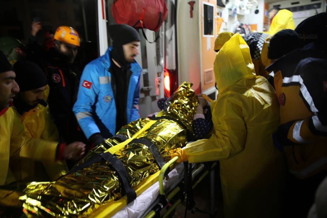 Türkiye deprem felaketine ağlıyor! Arama-kurtarma çalışmalarına katılmak için AFAD'a 100 binden fazla başvuru yapıldı 10